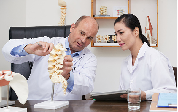 Chiro-explaining-to-patient-NF-Chiropractic